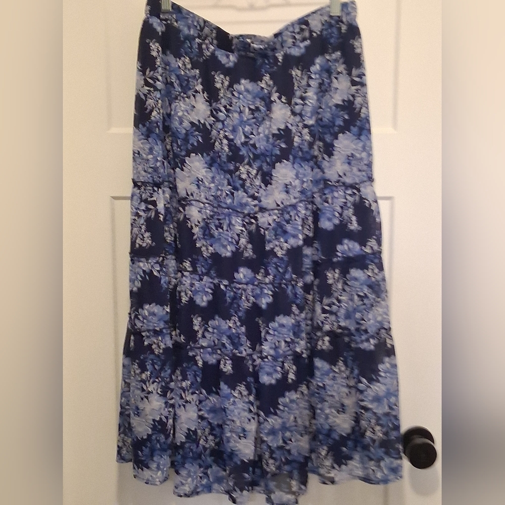 Chic Floral Maxi Skirt in Blue Floral Size Large